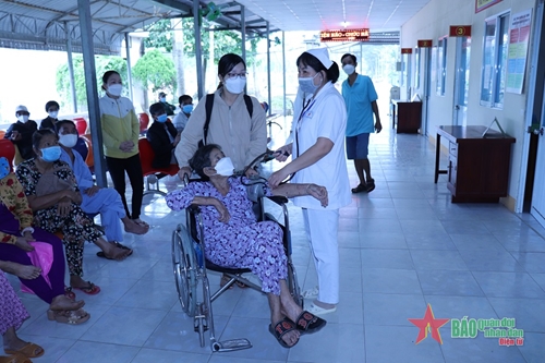 Bệnh viện Quân y 120: Khám bệnh, cấp thuốc miễn phí cho hơn 200 nạn nhân chất độc da cam